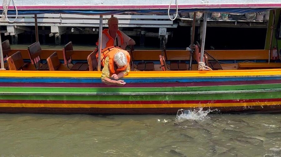1 Hr Private Bangkok Canal Boat Tour: Traditional Flat Boat - The two giant Buddhas at Wat Pak Nam and Wat Khun Chan