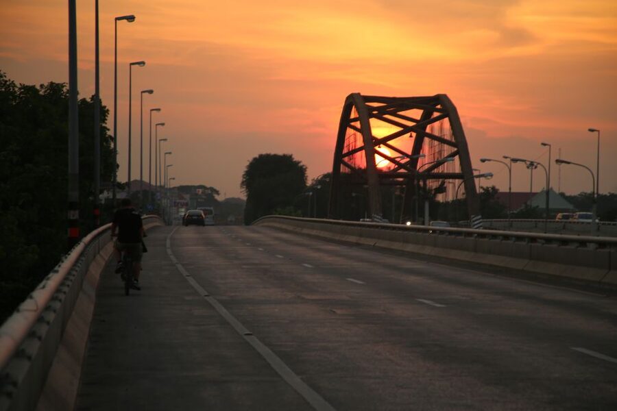 Ayutthaya: 3-Hour Sunset Ride Bike Excursion - From PomPhet Fort to Wat Suwandararam