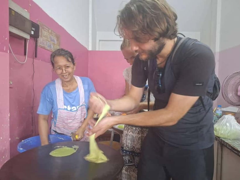 Ayutthaya: Colorful Slow Life Bicycle Tour with local guide. - Hua Ro Market and the return toward the ruins