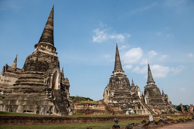 Ayutthaya, Maeklong Railway, Damnoen Saduak Floating Market - Maeklong Railway Market and the train through the stalls