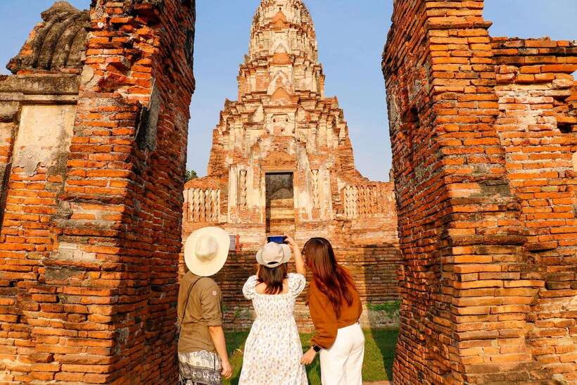 Ayutthaya One Day: Famous Temples & Bang Pa-In Palace Tour - Free time in central Ayutthaya