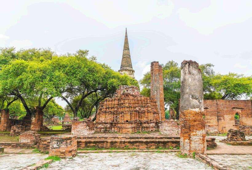 Ayutthaya One Day: Famous Temples & Bang Pa-In Palace Tour - Wat Chaiwatthanaram and the Khmer-style prang