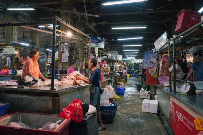 Bang Rak Backstreets: Local Bites & Culture Walking Tour - Lunch with Thai curries in a less obvious restaurant