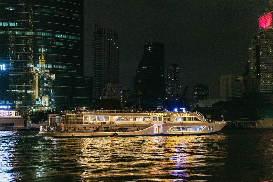 Bangkok: Alangka Luxury Buffet Dinner Cruise With Live Music - Live music and Thai dance after dinner