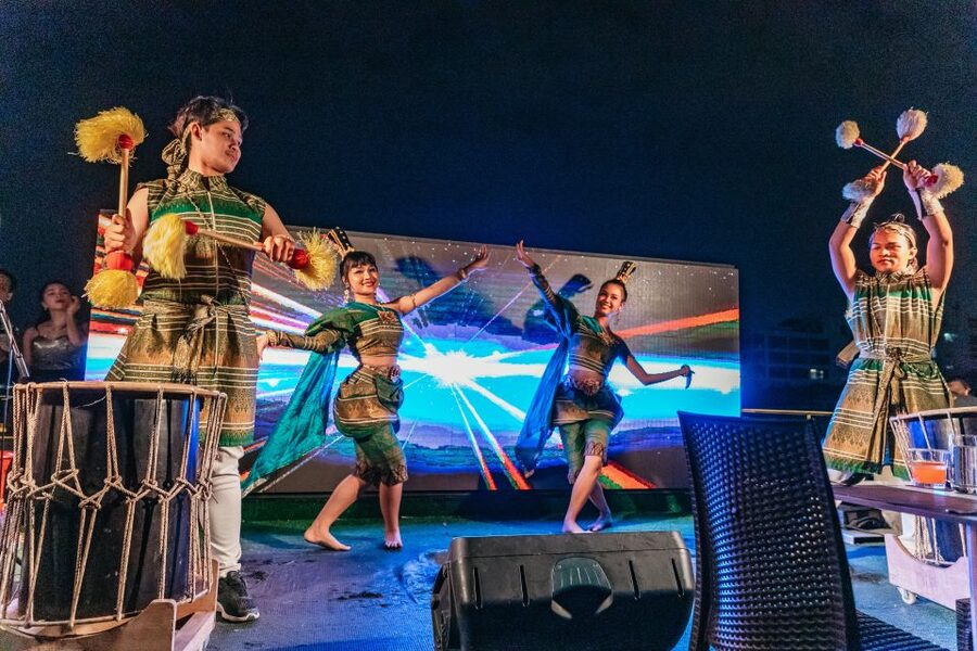 Bangkok: Alangka Luxury Buffet Dinner Cruise With Live Music - The Chao Phraya route after dark