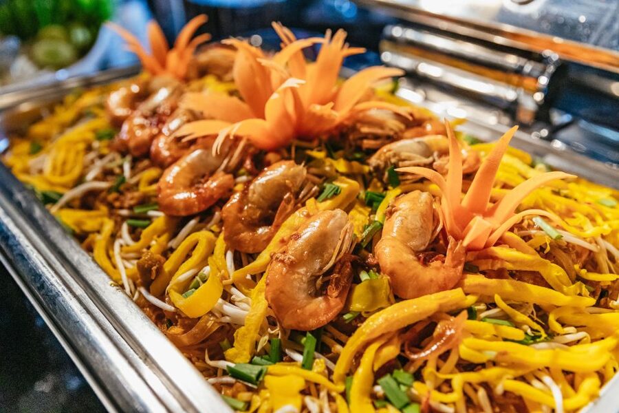 Bangkok: Alangka Luxury Buffet Dinner Cruise With Live Music - Who should book the Alangka cruise?