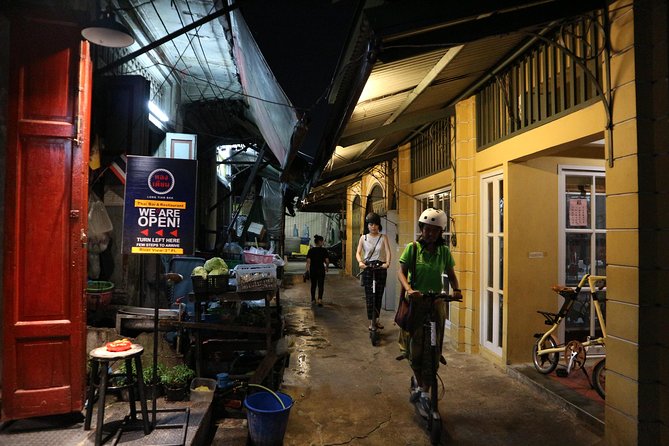 Bangkok at Night by Electric Scooter - Wat Prayoon and the riverside ride home