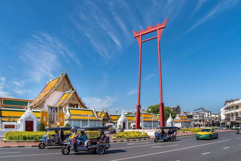 Bangkok: Backstreets and Historic Temples Bike Tour - Crossing the Chao Phraya by ferry