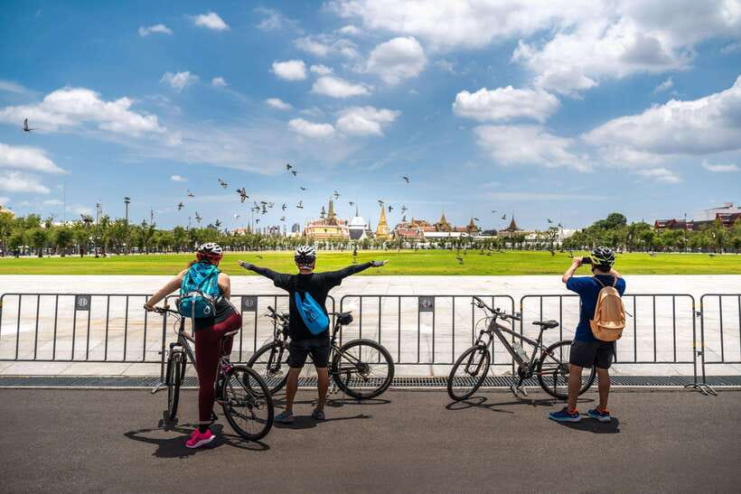 Bangkok: Backstreets and Historic Temples Bike Tour - Grand Palace area and the royal park