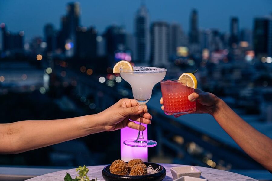 Bangkok: Barracuda Rooftop Bar Akara Hotel - What the 90 minutes actually gives you