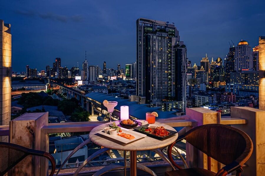 Bangkok: Barracuda Rooftop Bar Akara Hotel - Weather can change the rooftop experience