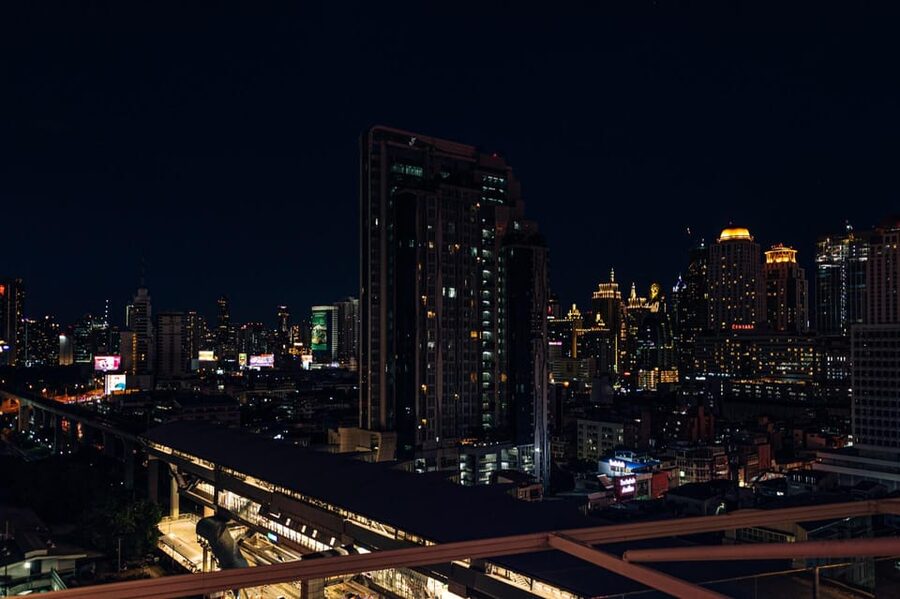 Bangkok: Barracuda Rooftop Bar Akara Hotel - Dress neatly for the Akara Hotel setting