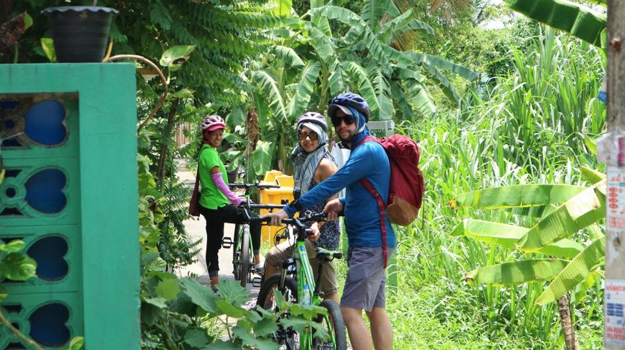 Bangkok: Bike and Canal Boat Tour with Lunch - Wat Pradittharam and the first market stop