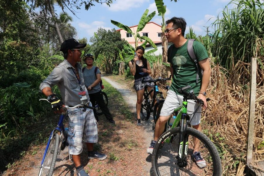 Bangkok: Bike and Canal Boat Tour with Lunch - Loading the bikes onto a long-tail boat