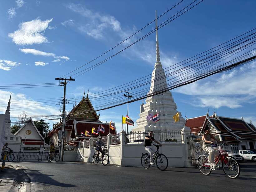 Bangkok: Bike, Boat & Food Tour in Thonburi - A local Thai meal halfway through the experience