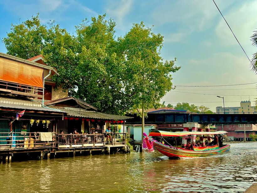 Bangkok: Bike, Boat & Food Tour in Thonburi - What the guide adds to the ride