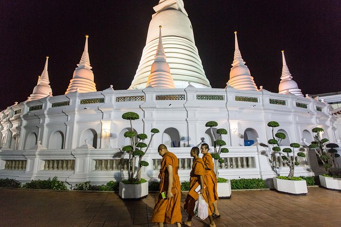 Bangkok by Night: Temples, Markets and Food Tuk-Tuk Tour - Dinner with a changing restaurant choice