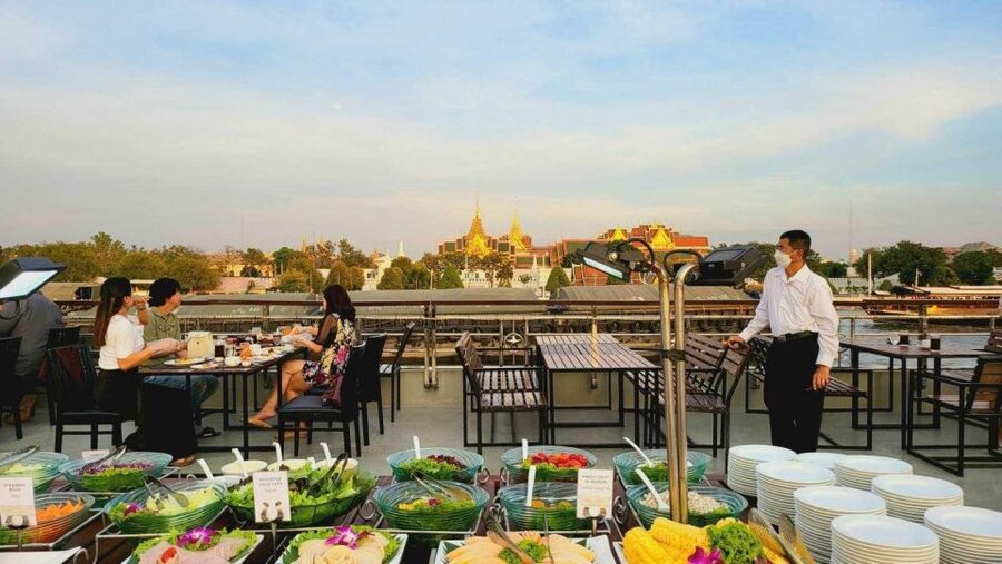 Bangkok: Calypso Cabaret & Dinner Cruise with Hotel Transfer - The music is part of the bargain