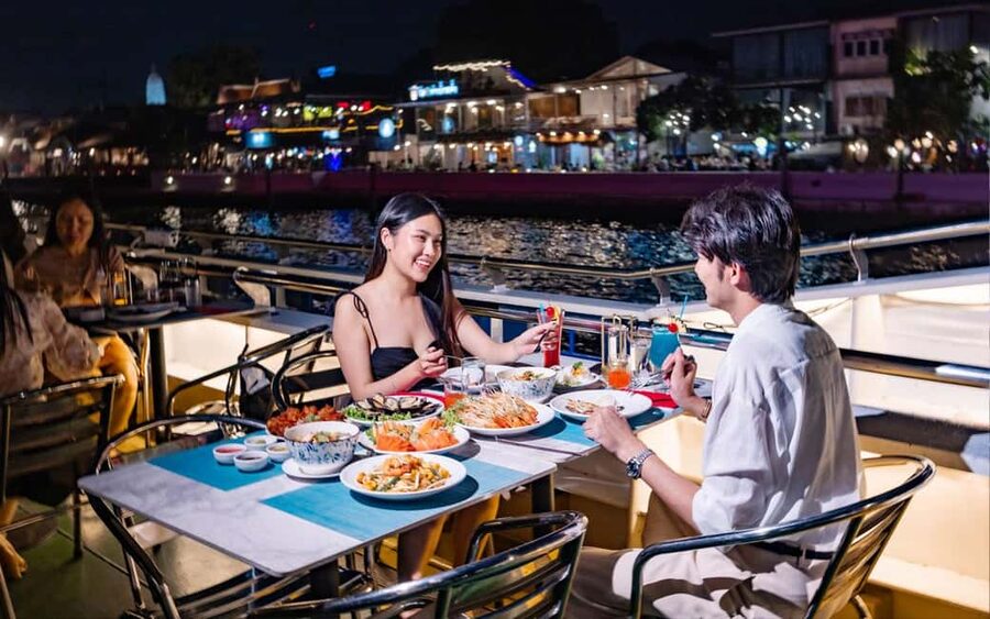 Bangkok: Carnival Dinner Cruise with Free-Flow Beer & Buffet - Finding the best place on the boat