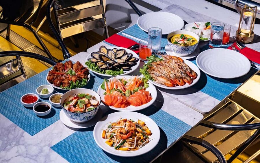 Bangkok: Carnival Dinner Cruise with Free-Flow Beer & Buffet - The entertainment from 7:30 to 9:30 p.m.