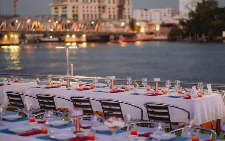 Bangkok: Carnival Dinner Cruise with Free-Flow Beer & Buffet - Who should book this cruise?
