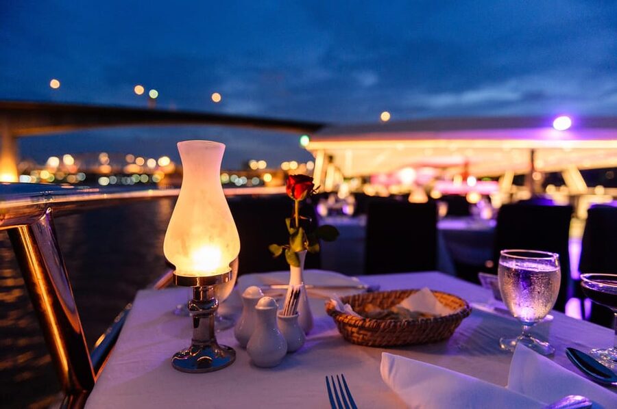 Bangkok: Chao Phraya Princess Dinner Cruise - The buffet: Thai dishes, international choices, and seafood