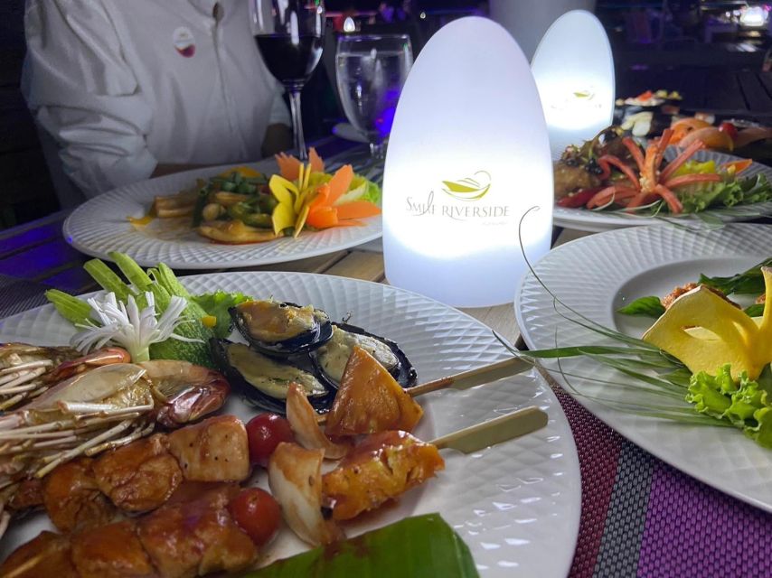 Bangkok: Chao Phraya River Buffet Dinner Cruise - The buffet: good choice, crowded timing