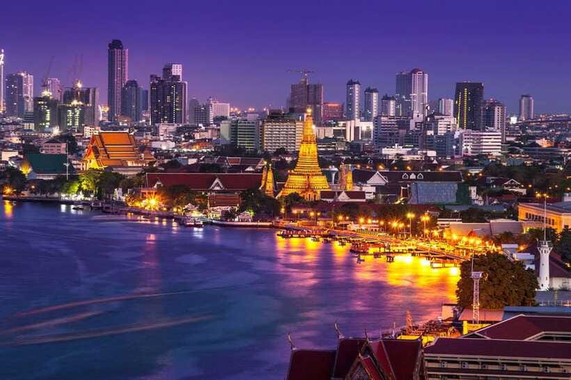 Bangkok: Chao Phraya River Meridian Cruise with Buffet - Wat Arun after dark