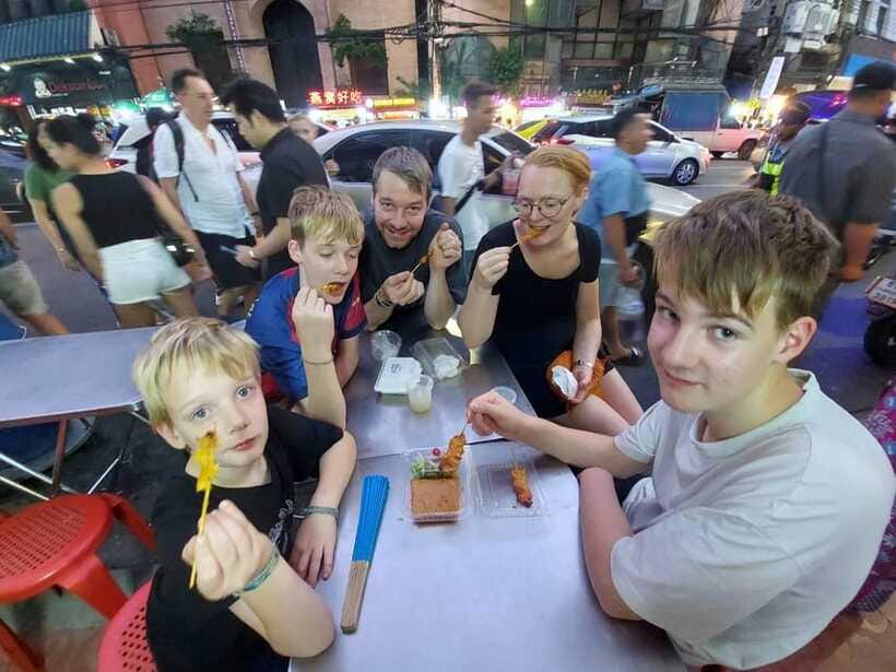 Bangkok: Chinatown Food Tour with Michelin Food Stalls - Thai and Chinese flavors on the same table