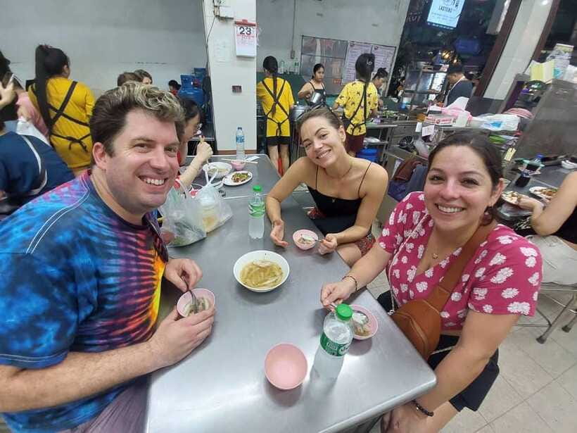 Bangkok: Chinatown Food Tour with Michelin Food Stalls - The walking pace and evening crowds