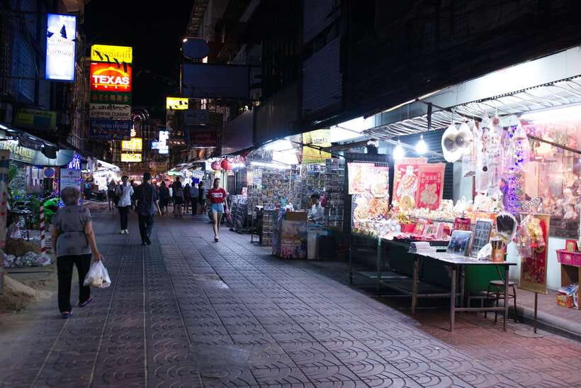 Bangkok: Chinatown Night Food Tour - The guides are part of the experience