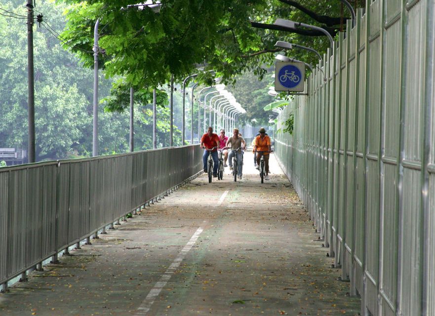 Bangkok: City Culture half-day Bike Tour - Crossing Rama IV Road and reaching Benjakitti Forest Park
