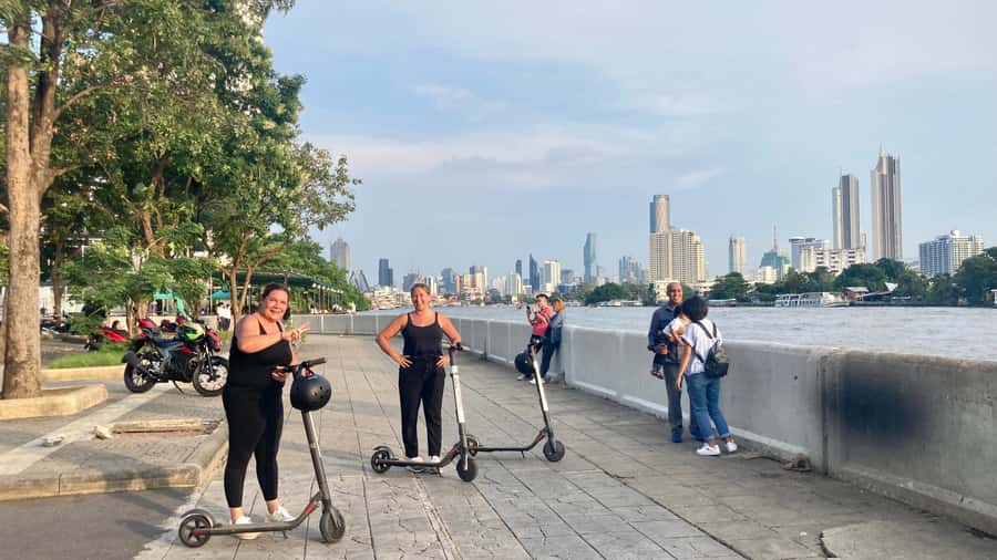 Bangkok: City Highlights Electric Scooter Tour - Wat Ratchanatdaram is the visual centerpiece