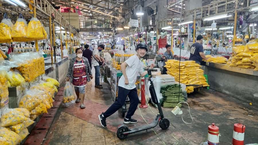 Bangkok: City Highlights Electric Scooter Tour - The flower market depends heavily on timing