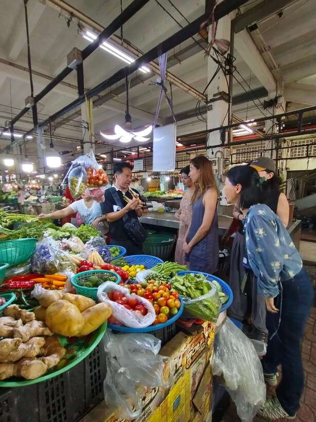 Bangkok: Cooking Class + Tuk Tuk Ride + Market Tour - Shopping among 60-year-old market stalls