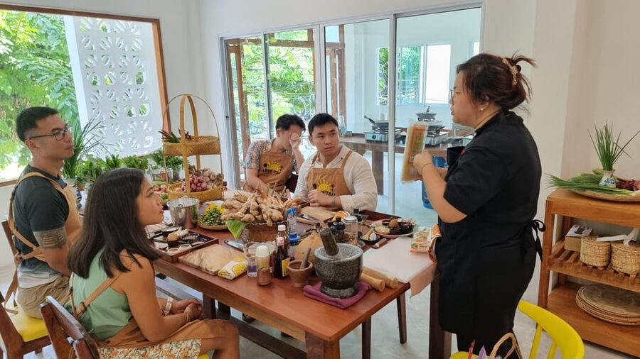Bangkok: Cooking Class + Tuk Tuk Ride + Market Tour - Preparing ingredients in the spacious kitchen