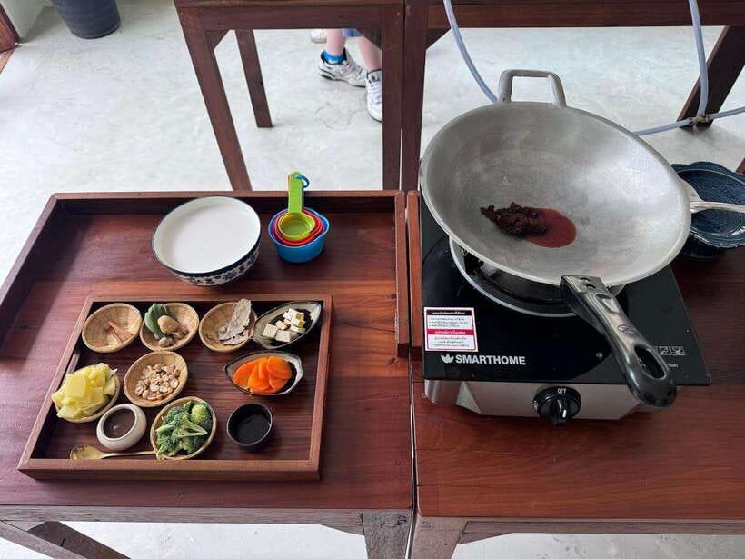 Bangkok: Cooking Class + Tuk Tuk Ride + Market Tour - The short tuk-tuk ride to Prannok Market