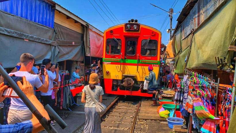 Bangkok: Damnoen Saduak and Mae Klong Train Markets - Mae Klong Railway Market and the train arrival