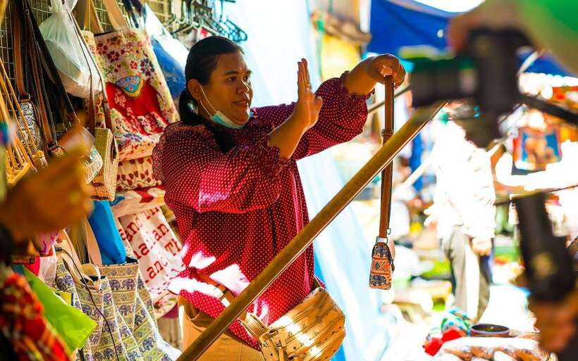 Bangkok: Damnoen Saduak and Train Market with Boat Ride - Guide quality and group size