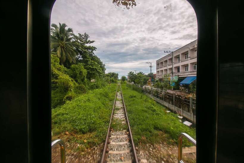 Bangkok: Damnoen Saduak Market and Maeklong Railway Market - Maeklong Railway Market and the Umbrella Pulldown