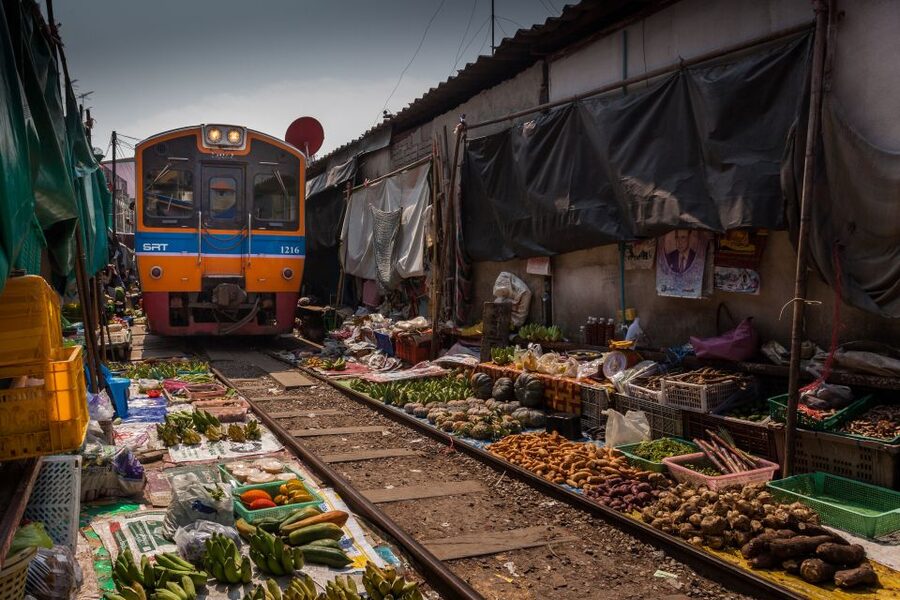 Bangkok: Damnoen Saduak, Train Market & Mahanakhon Day Trip - The paddle boat route into Damnoen Saduak