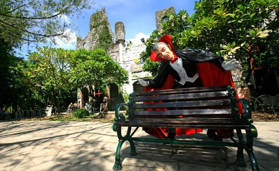 Bangkok: Dream World Entrance Ticket - Dream World Plaza is useful for breaks and familiar characters