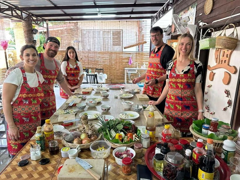 Bangkok: Favourite Thai Flavors Cooking Class by Smart Cook - Cooking Thai food in a Bangkok teak house