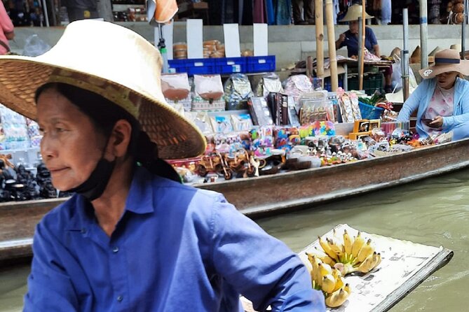 Bangkok: Floating Market and Train Tour with Guide in Spanish and English - What the guides add to a commercial attraction