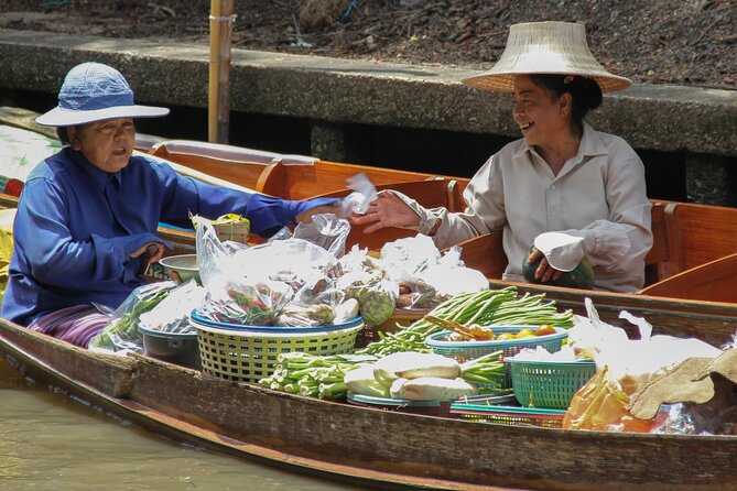 Bangkok: Floating Market and Train Tour with Guide in Spanish and English - Transport choices and the hotel pickup detail