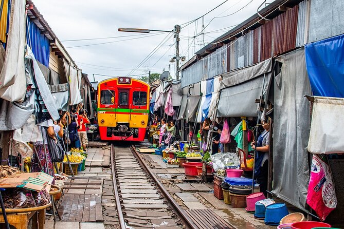 Bangkok: Floating Market and Train Tour with Guide in Spanish and English - Maeklong Railway Market and the approaching train