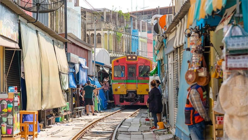 Bangkok: Floating Market, Phra Pathom Pagoda & Cafes Tour - Bubble in the Forest Cafe
