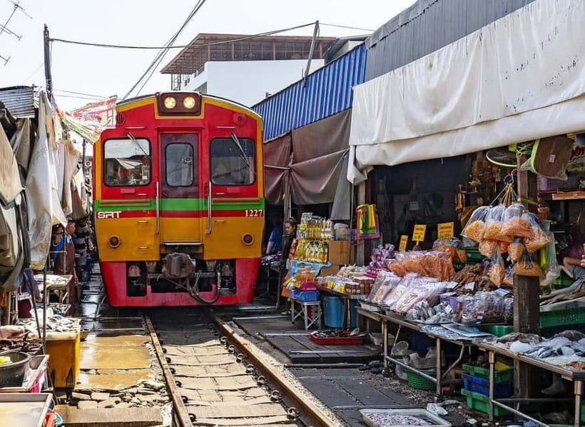 Bangkok: Floating Market & Railway Market with Hotel Pick Up - The road between the two markets