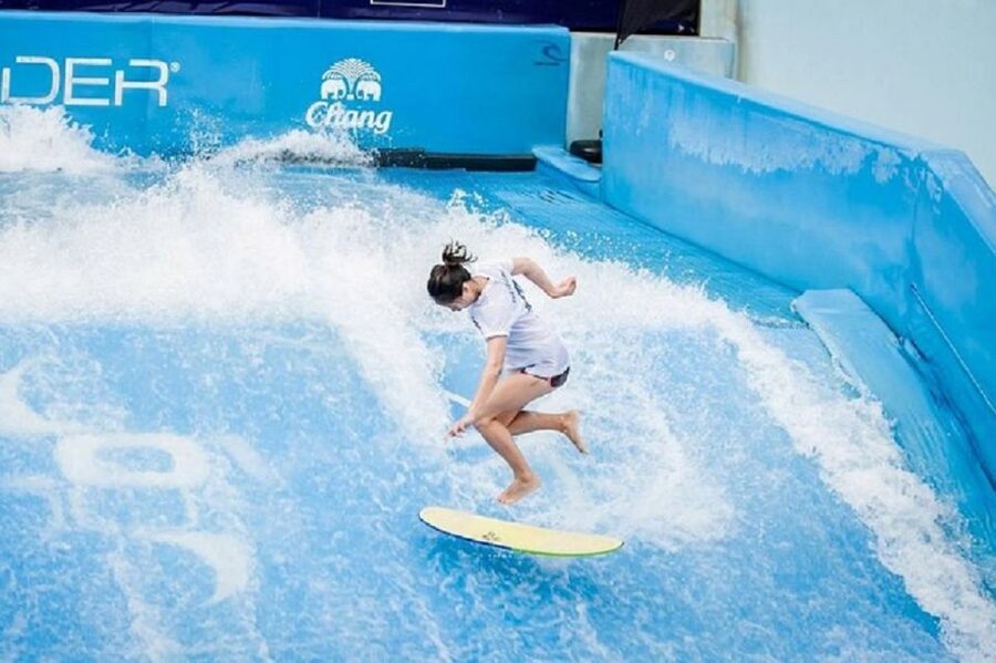 Bangkok: Fun Flow riding at Flow House Bangkok - Friends Can Join the Beach-Club Atmosphere