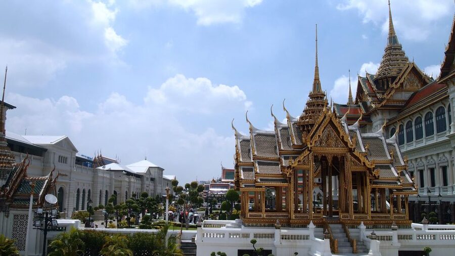 Bangkok: Grand palace and Iconic temple Half-Day Private - Electric tuk-tuk rides and public transport